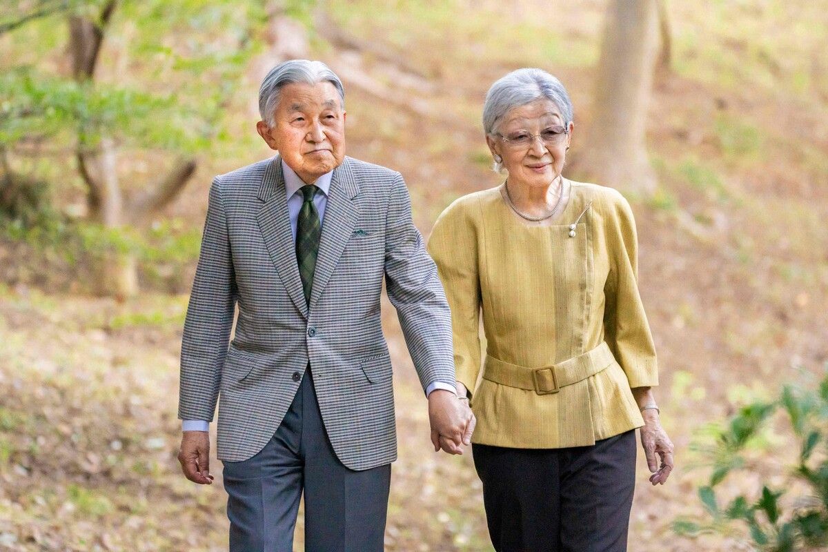 Akihito brach mit der Hoftradition und heiratete mit Michiko Shoda eine Bürgerliche. APA/HIRO KOMAE