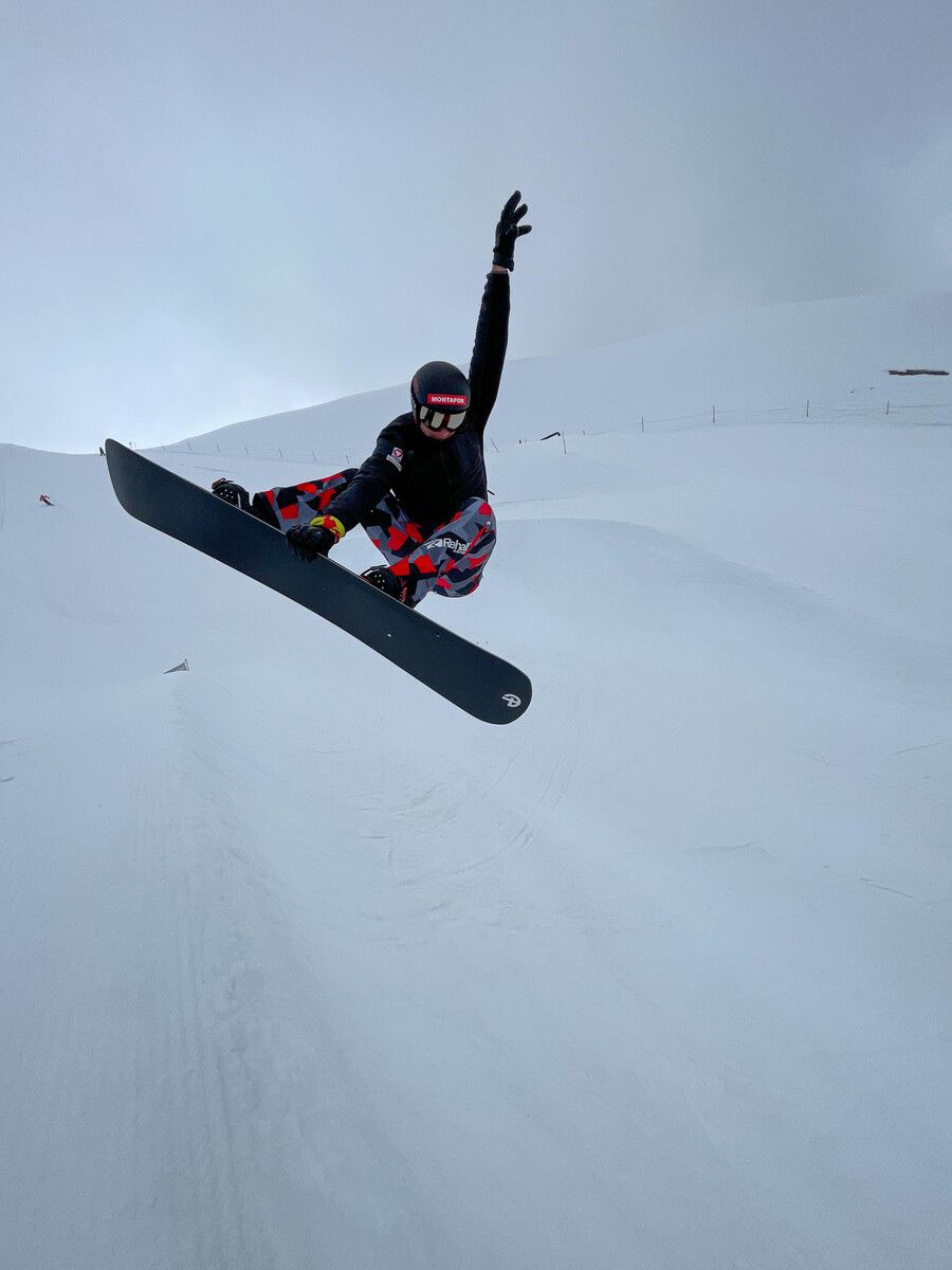 Alessandro „Izzi“ Hämmerle zählt im Kreis der Snowboardcrosser zu den Stylisten.VN/3