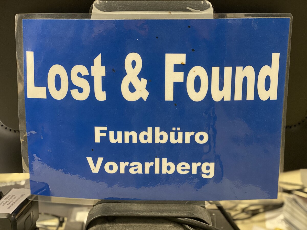 Alle Gegenstände aus den Fundboxen landen im Büro in Bregenz.