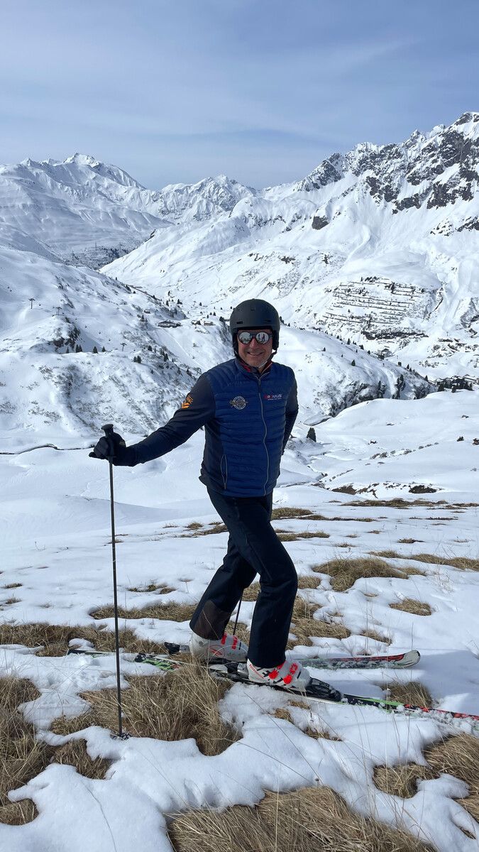 Als geprüfter Skilehrer und Skiführer nutzt er gerne die herrlichen Möglichkeiten, die der Arlberg bietet.Privat