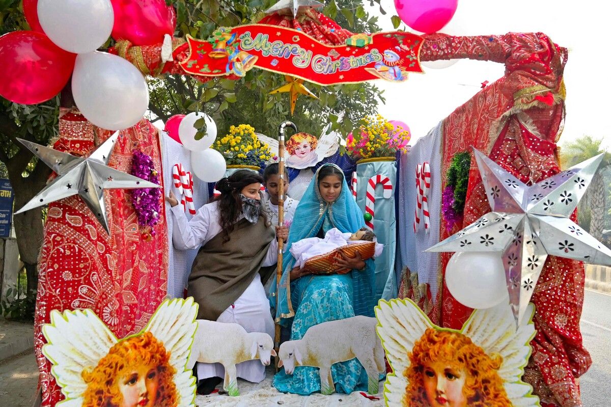 Als Maria und Josef verkleidete Christen halten während einer religiösen Prozession in Amritsar (Indien) eine Puppe des Jesuskinds im Arm. AFP