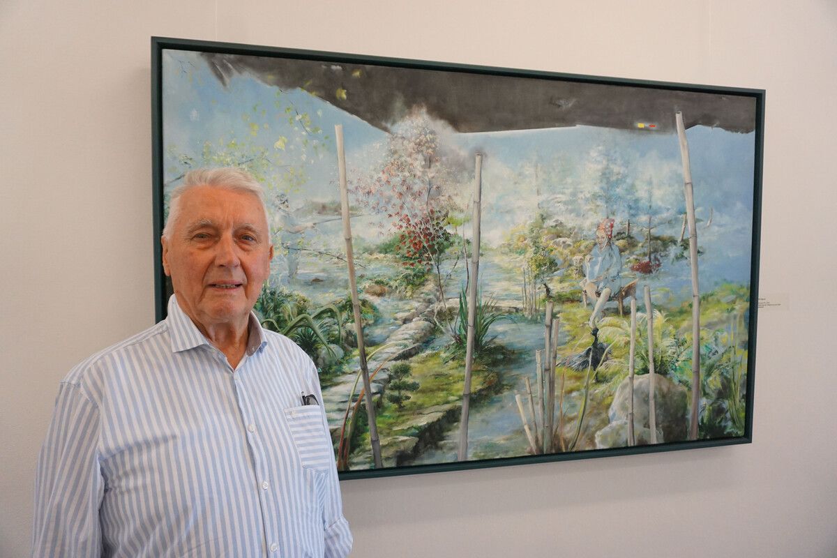 Alwin Rohner vor einem Bild der Bludenzerin Dagmar Rohm.HAPF