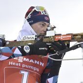 Biathlet schießt mit Gewehr im Hotel