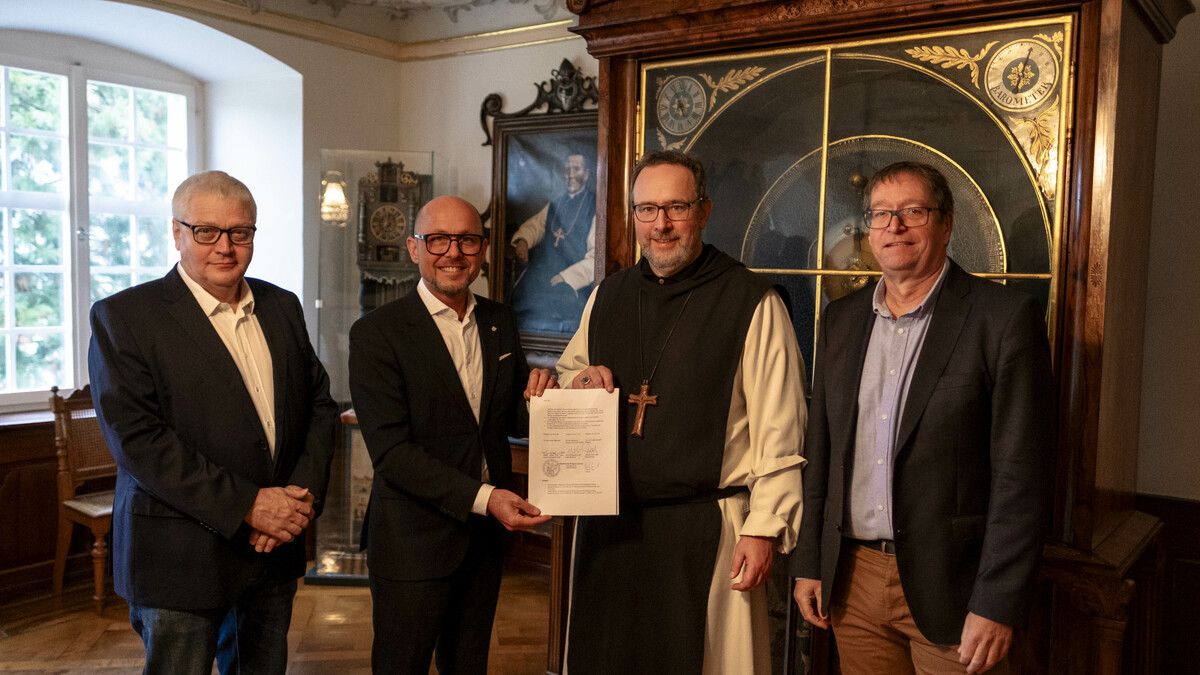 An der Unterzeichnung nahmen Stadtrat Heribert Hehle, Bürgermeister Michael Ritsch, Abt Vinzenz Wohlwend und Stadtwerke-Geschäftsführer Wolfgang Winkler teil (v. l.).  Stadt