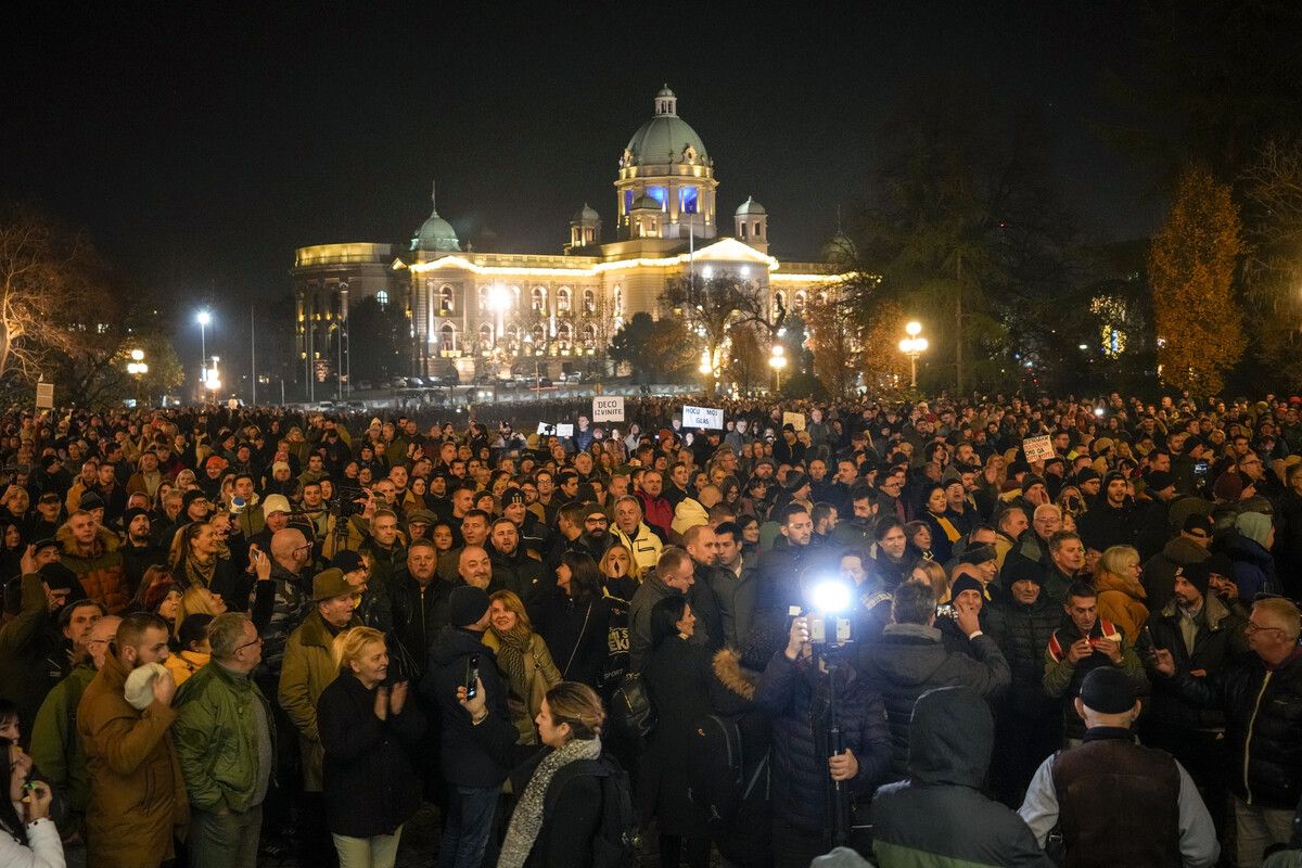 Anhänger der Opposition versammelten sich am Montagabend in Belgrad zu Protesten nach der Wahl.AP