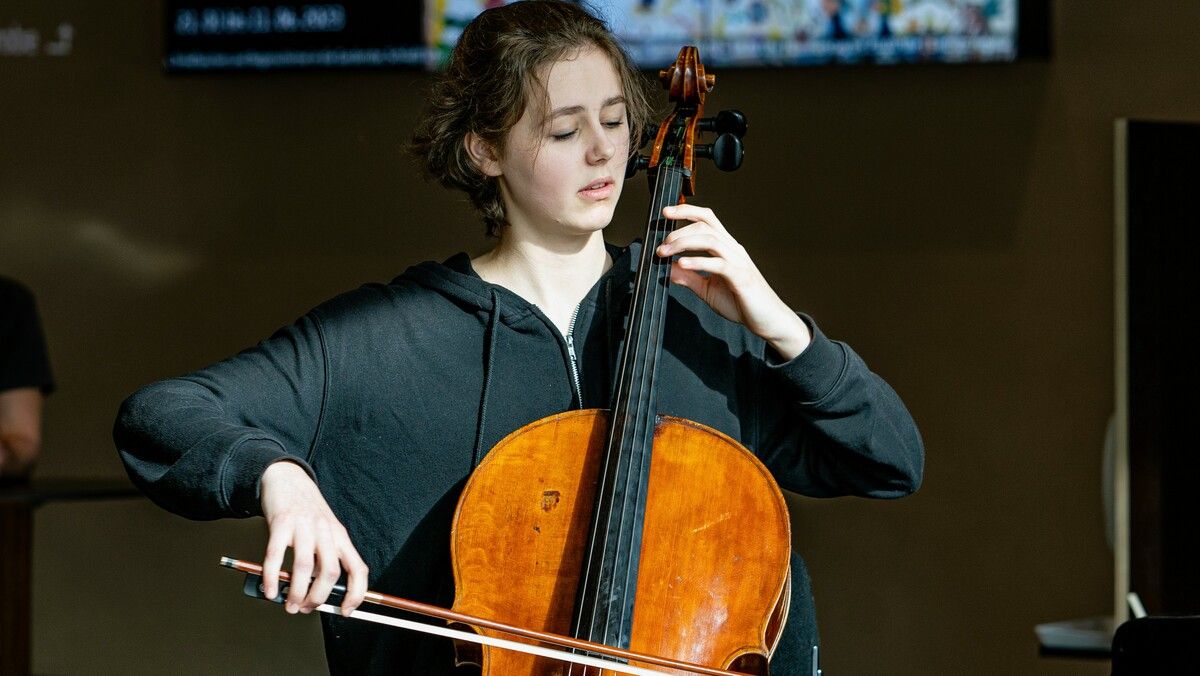 Anna Schrottenbaum spielt seit zehn Jahren Cello. Zum Jahreswechsel steht sie als Solistin auf der Bühne. Mathias Johansen