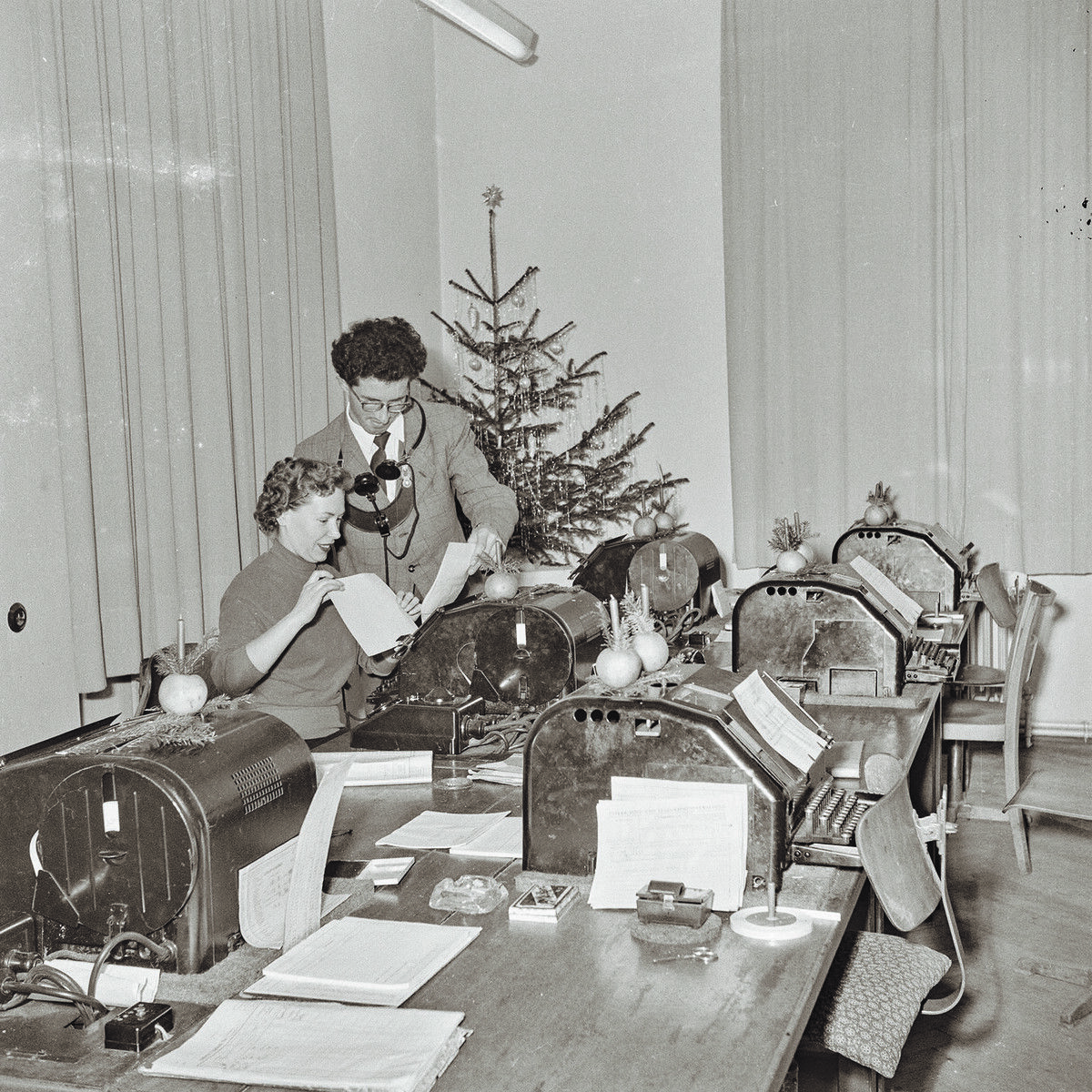 Auch bei der umgangssprachlich „Fräulein vom Amt“ genannten Dame der Telefonverwaltung brannte zu später Stunde noch Licht.Oskar Spang, Stadtarchiv Bregenz
