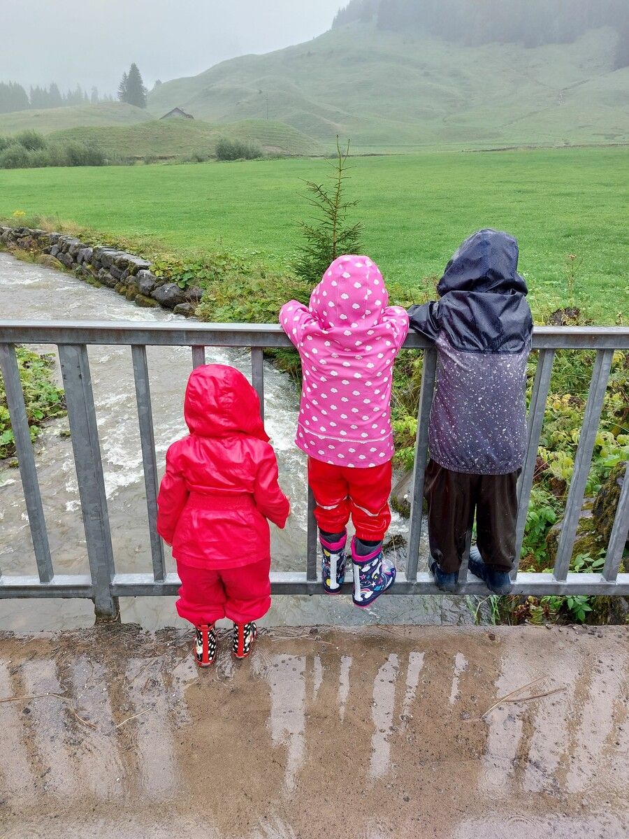 Auch der Regen hatte für Amalias Kinder seinen Reiz.