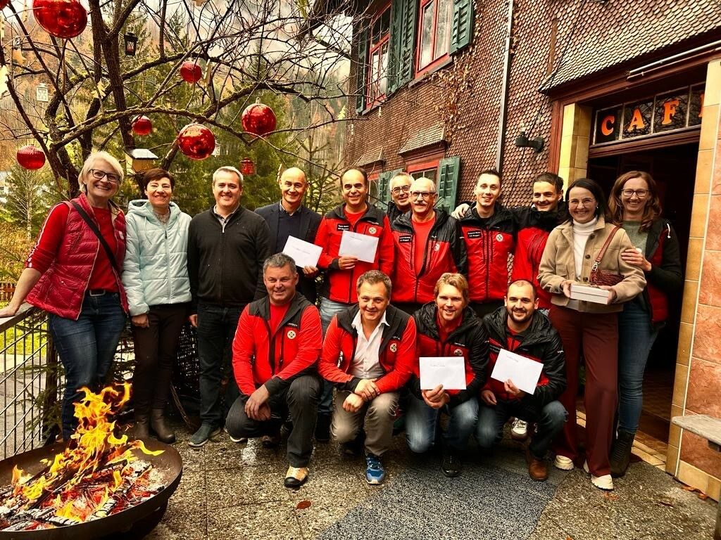 Auch die Bergrettung bekam eine Spende vom Flohmarktteam überreicht.Privat