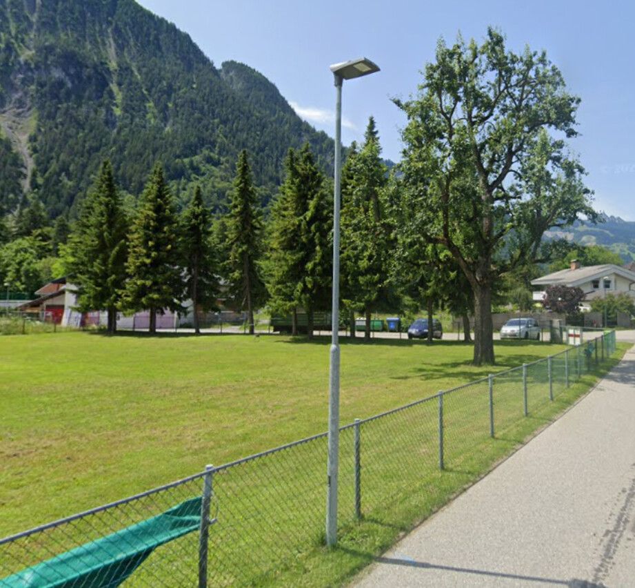 Auf dem Geh- und Radweg in Brunnenfeld gibt es nur noch bei Bedarf Licht. Street View