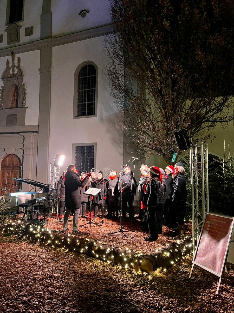 Auf der „Bühne des Miteinanders“ am Hohenemser Kirchplatz wird zur Zusammenkunft geladen.Stadt