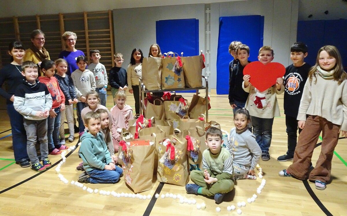 Bei einer feierlichen Zeremonie im Turnsaal übergab die VS Fischbach ihre 18 gefüllten Tüten für den „Umgekehrten Adventkalender“.