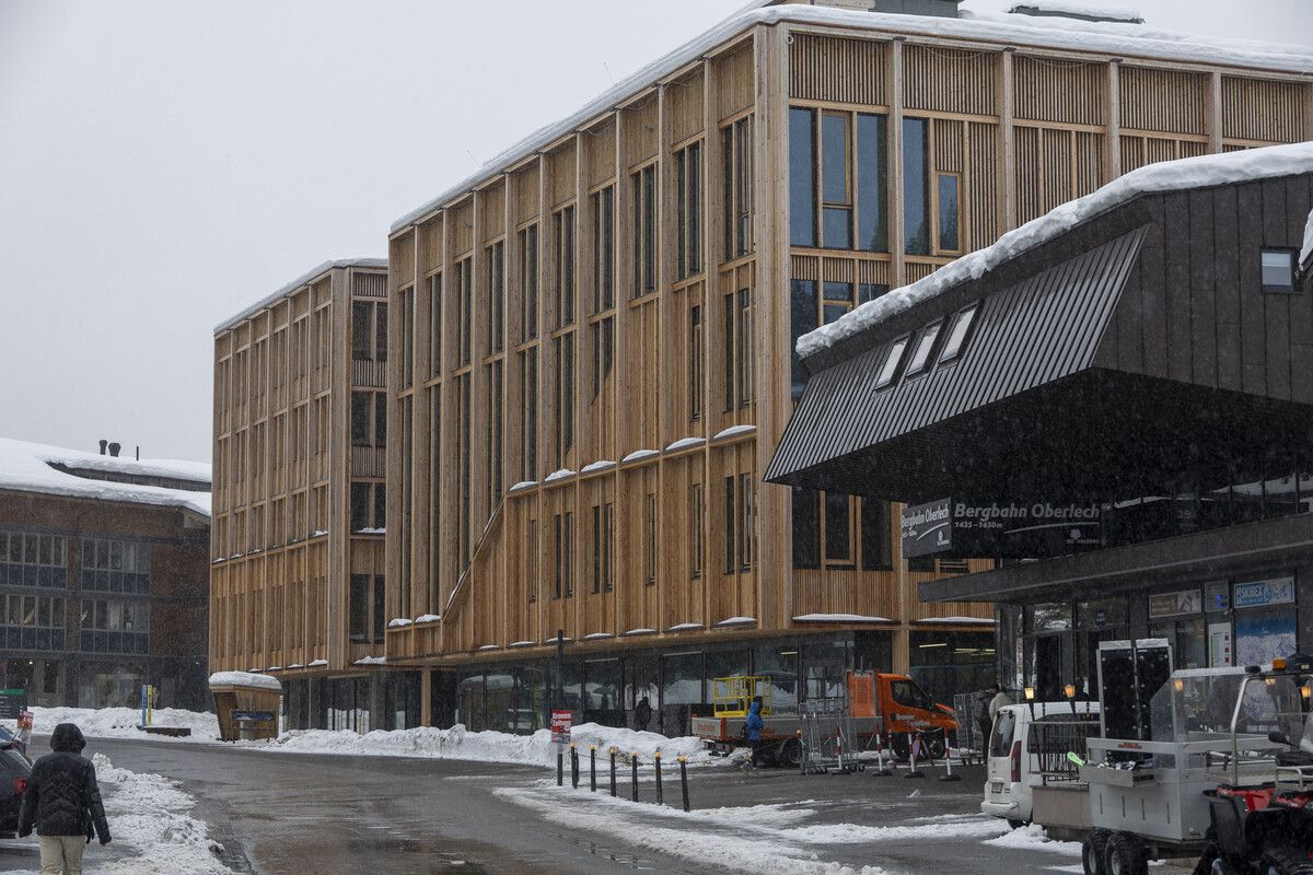 Beide Gebäude haben eine Holzfassade.