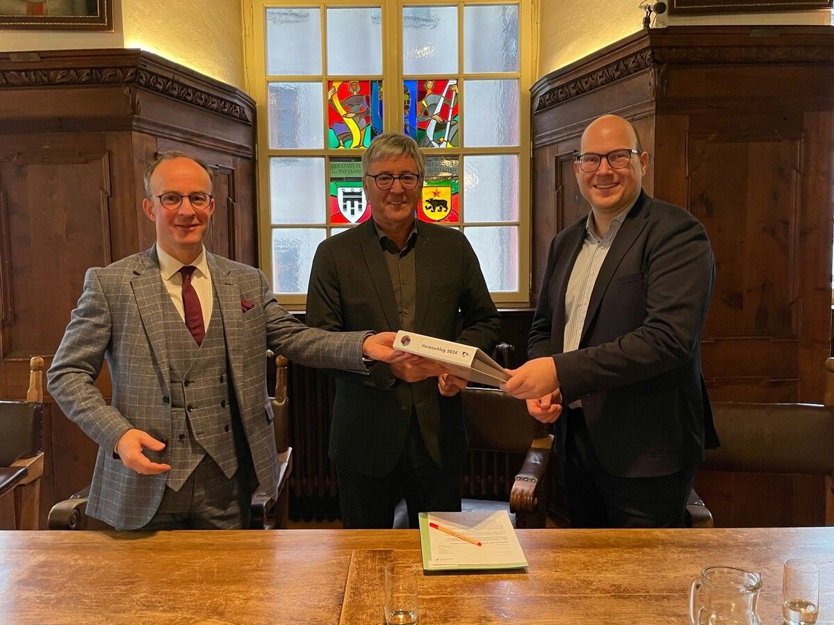 Benedikt König, BM Wolfgang Matt und Bernhard Grabher stellten geplanten Haushalt 2024 vor.