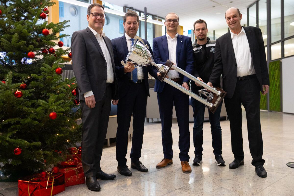 Besiegelten die Partnerschaft mit FCW-Obmann Stefan Muxel (Zweiter von rechts), v. l.: Martin Jäger, Harald Giesinger (beide Vorstand der Dornbirner Sparkasse), Johannes Hämmerle, Gerhard Lutz (beide Vorstand der Sparkasse Bregenz).Hartinger