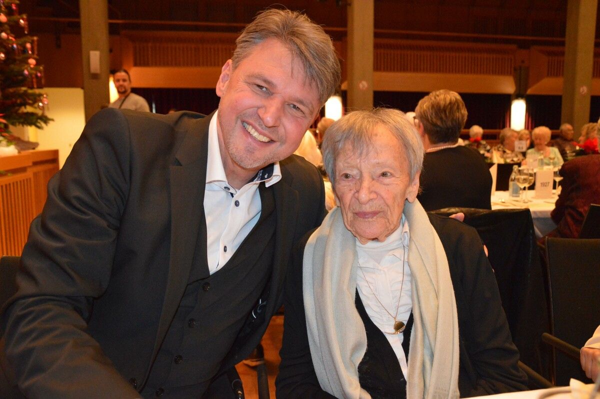 Bgm. Kurt Fischer mit der ältestens Lustenauerin, Maria Gunz (101). Veronika Hofer