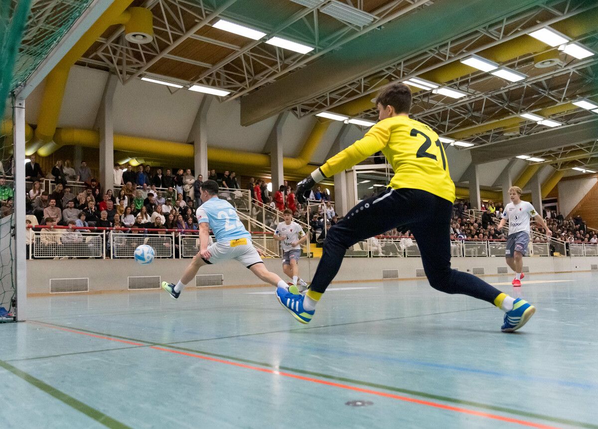 Bild aus dem Spiel Feldkirch vs. Egg (1:2) mit dem Torhüter der Montfortstädter im Vordergrund.VN-Stiplovsek