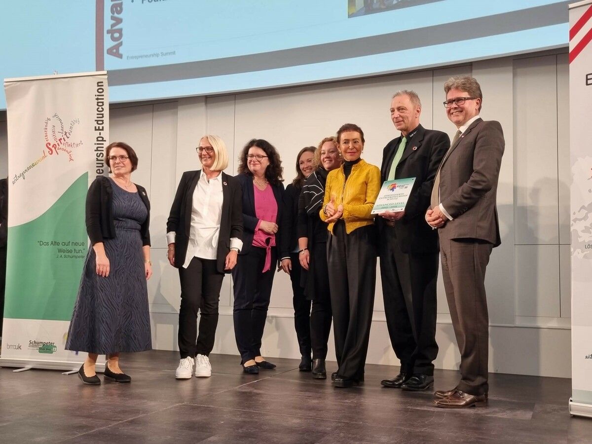 Bildungsminister ehrt HAK Feldkirch zum sechsten Mal in Folge. Schulisches Social-Media-Team der Handelsakademie beeindruckt im Zertifizierungsprozess.hak has feldkirch