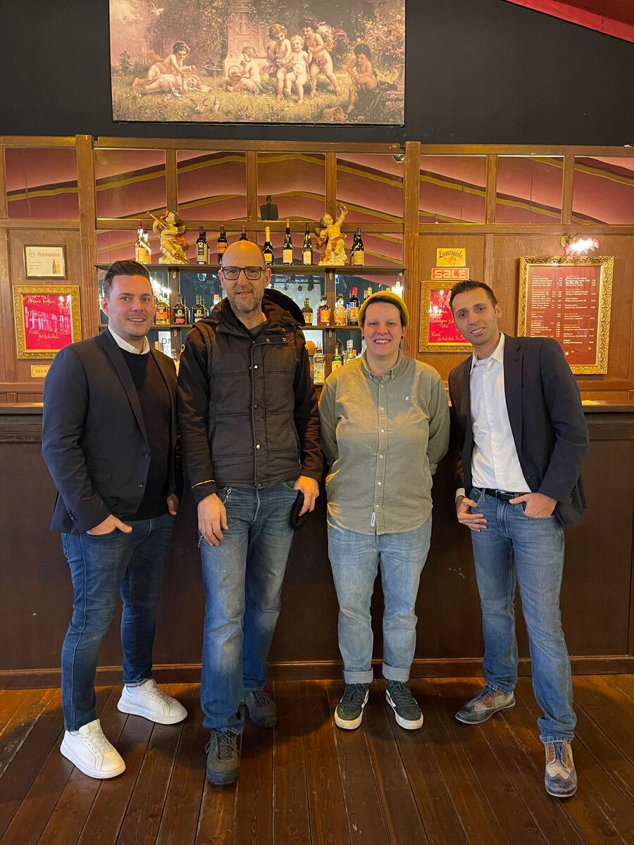 Catering MO Catering wird ab Jänner 2024 die Bewirtung des mobilen Theaterzeltes Freudenhaus in Lustenau übernehmen. Roman Zöhrer und Lisa-Marie Berkmann (Freudenhaus) freuen sich mit Marco Geser und Christian Stadler (MO) über die Intensivierung der Partnerschaft. mo