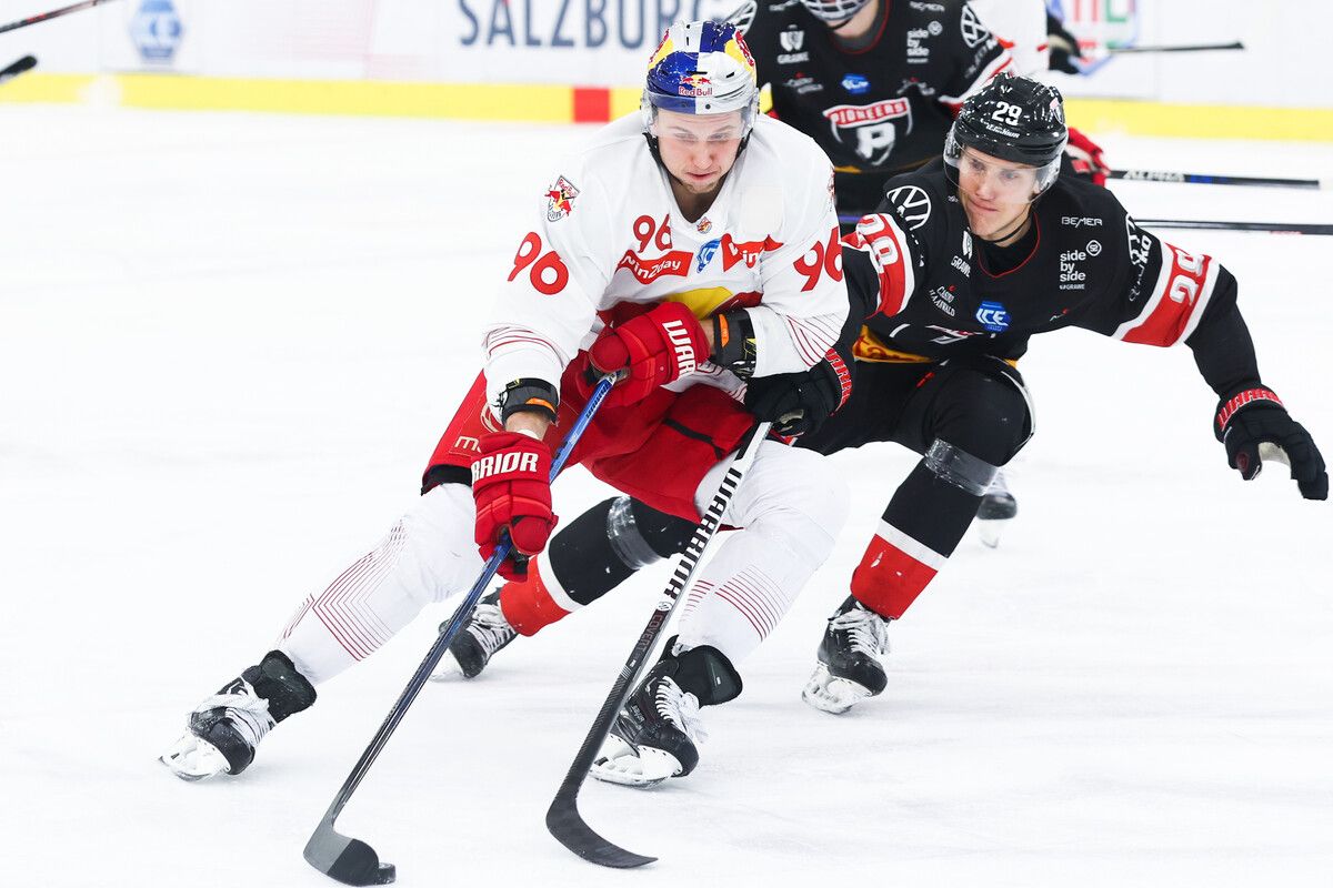 Christian Bull (hier gegen ECS-Teamspieler Mario Huber) erzielte in der Vorsaison gegen Salzburg einen wichtigen Treffer.Gepa
