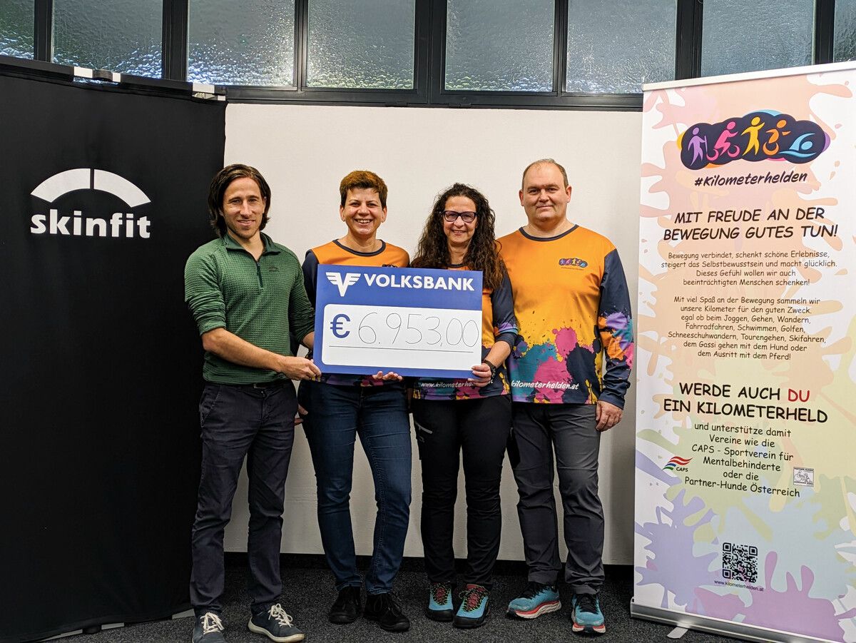 Christoph Ganahl (Skinfit) überreicht Sabine Grassl, Beatrix Vonbun und Roger Stadlbauer (Kilometerhelden) den Erlös der Secondhand-Artikel. skinfit