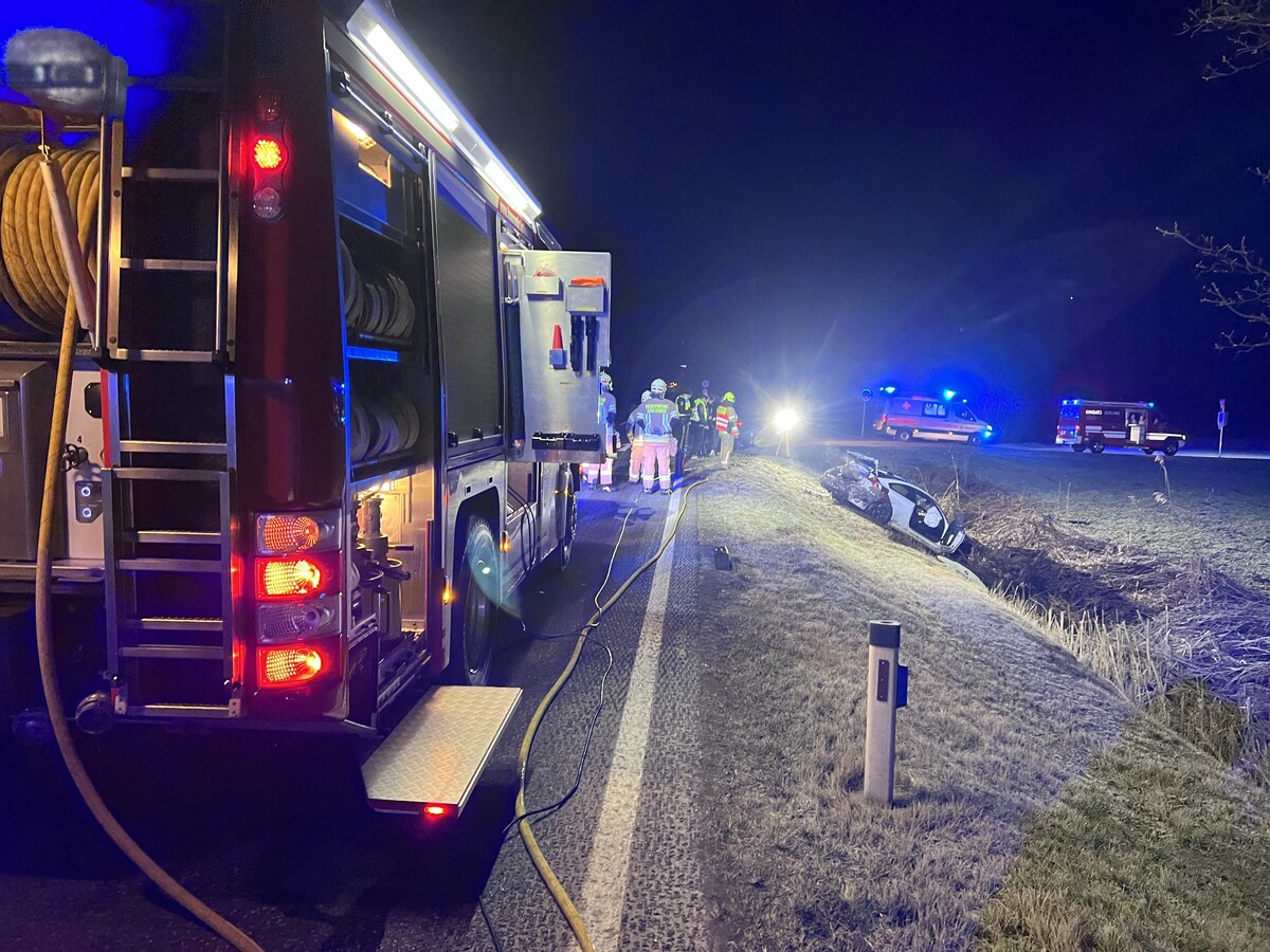 Das Auto landete neben der Dornbirner Straße im Graben. Der Fahrer war gegen 3.30 Uhr von Lustenau Richtung Dornbirn unterwegs. VOL.AT/Vlach