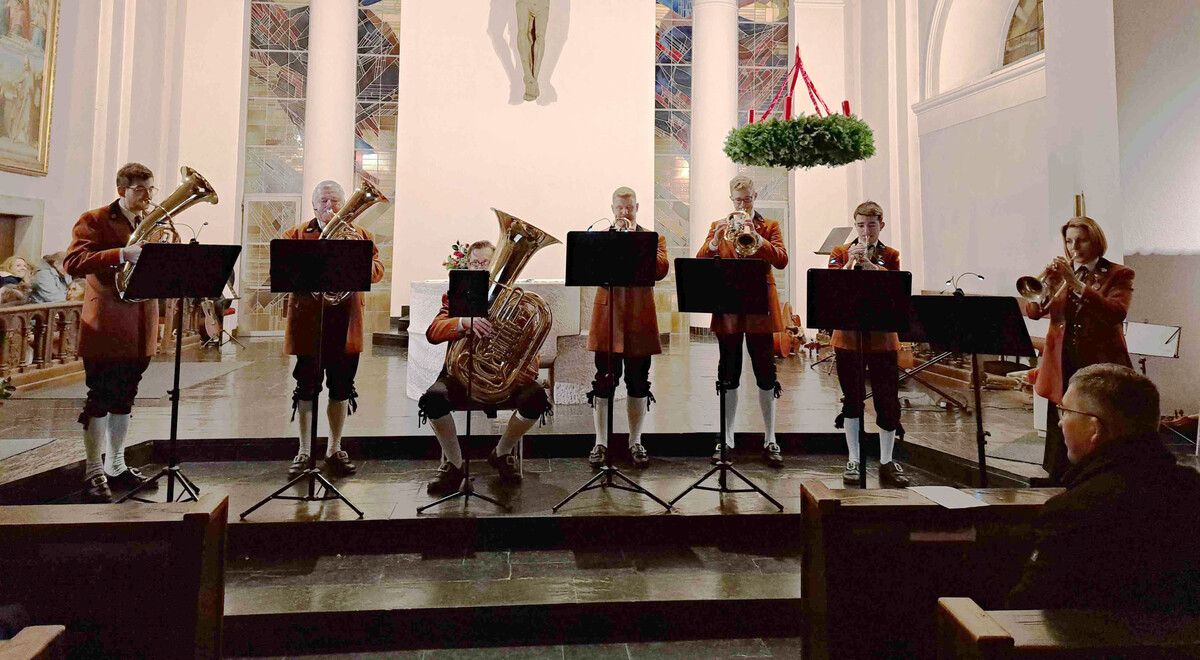 Das Blechbläserensemble der Bürgermusik Wolfurt spielte bekannte Melodien. hapf (2)