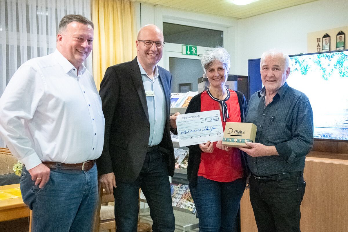 Das Fototeam Digital bereicherte den Adventmarkt im Seniorenheim Wolfurt mit Kreativität und einer Spende.Fototeam Digital