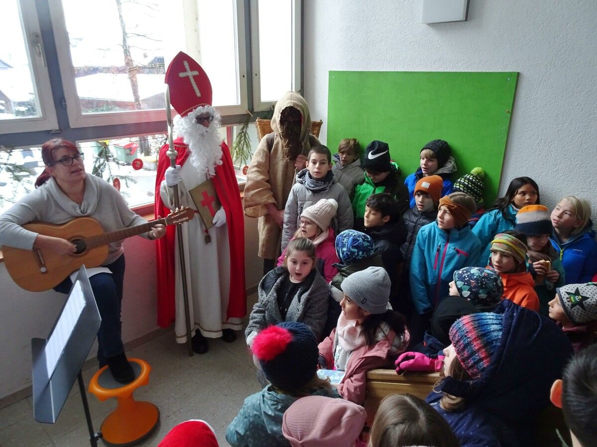 Das ganze Schultreppenhaus war mit kleinen Sängerinnen und Sängern gefüllt, um dem Nikolaus ein Ständchen zu singen.