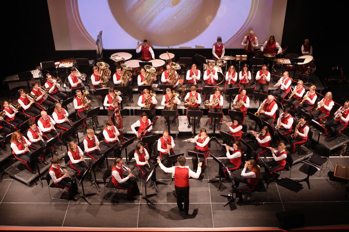 Das Herbstkonzert der Bürgermusik Hard bot ein vielfältiges Programm unter der Leitung von Kapellmeister Volker Bereuter und endete mit begeistertem Publikum und langanhaltendem Applaus.Bürgermusik Hard