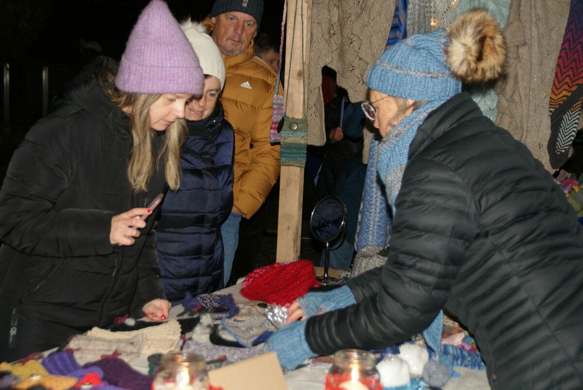 Das Hörbranzer Zentrum wurde kurz vor Heiligabend nochmals zum Marktplatz umfunktioniert. MST (2)