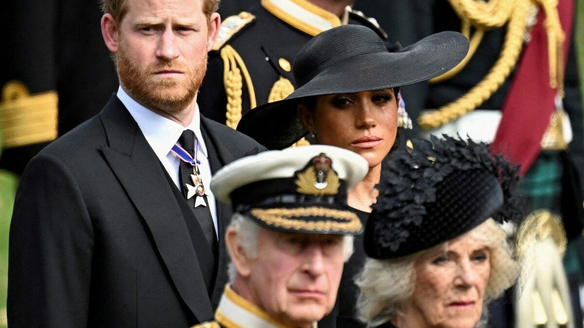 Das Hoffen nimmt kein Ende. Zärtliche Annäherungsversuche sollen bereits ausgemacht worden sein. Der abtrünnige Prinz Harry soll vom Konfrontationskurs mit seinem Vater King Charles III. und der ganzen royalen Familie abweichen und eine Gesprächsbasis suchen. Es wäre ja auch kein gutes Renommee, wenn der Monarch, Vorbild eines ganzen Imperiums, bei der eigenen Familie versagt. Kuschelkurs heißt das aber noch lange nicht. Reuters