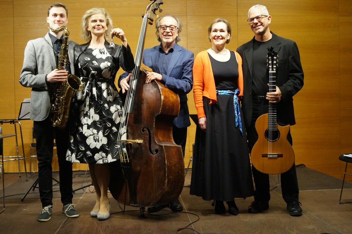 Das Jazzensemble Rosario Bonaccorso mit Renate Bauer und Sängerin Birgit Plankel brachte das Publikum in Weihnachtsstimmung. YAS