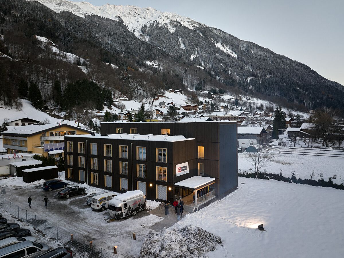 Das neue Mitarbeiterhaus der Silvretta Montafon befindet sich direkt neben der Talstation der Zamang Bahn und umfasst 44 Mikro-Apartments.Stefan Kothner