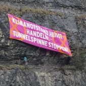 Klettern statt kleben: Aktivisten hängen in Feldkirch ab
