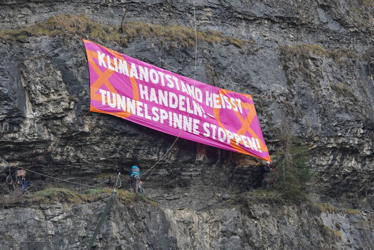 Das pink-orange Transparent wurde in einer Höhe von rund 100 Metern befestigt. ER