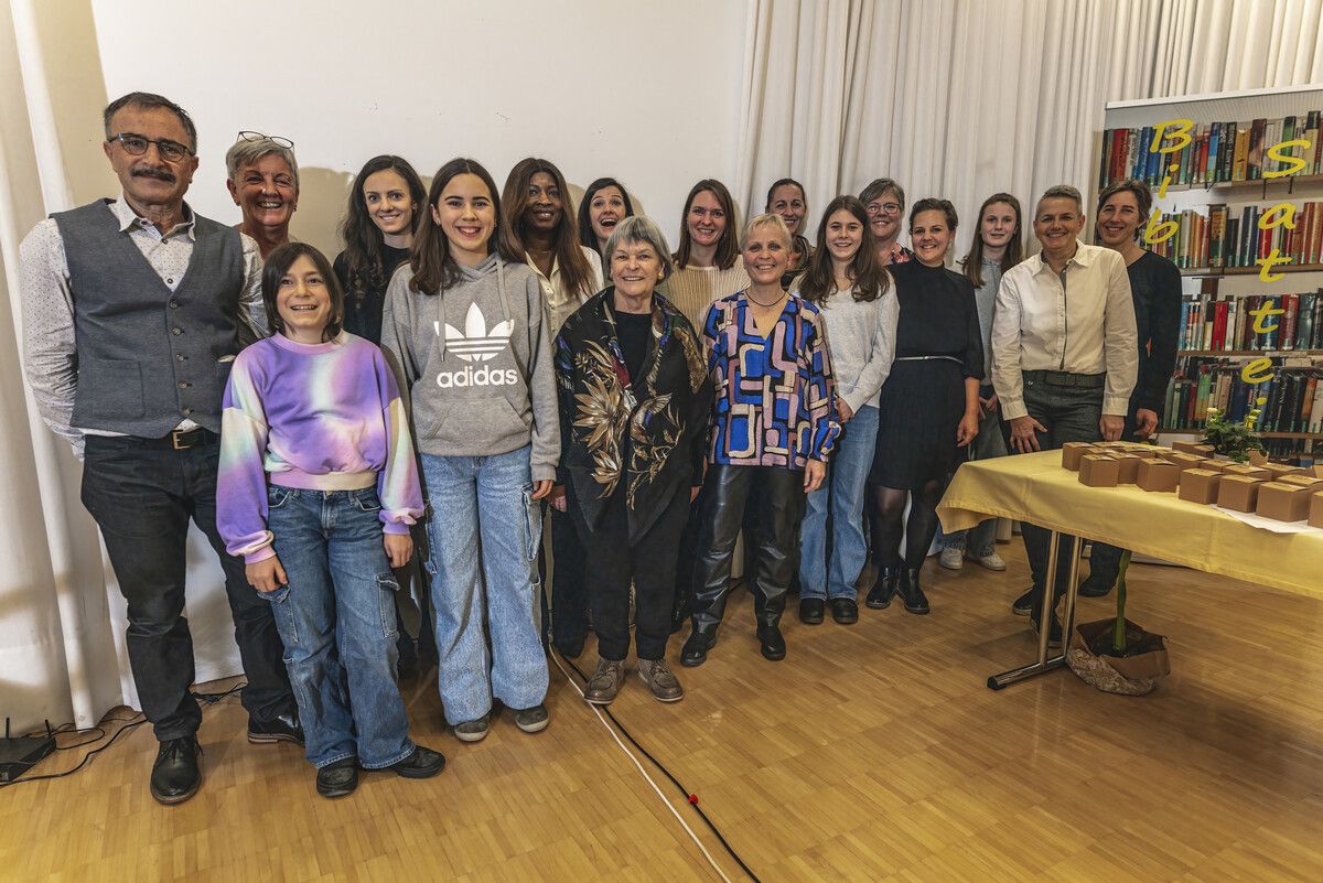 Das Team der Bibliothek und Helfende beim Festabend zum 60. Geburtstag. Bib Satteins