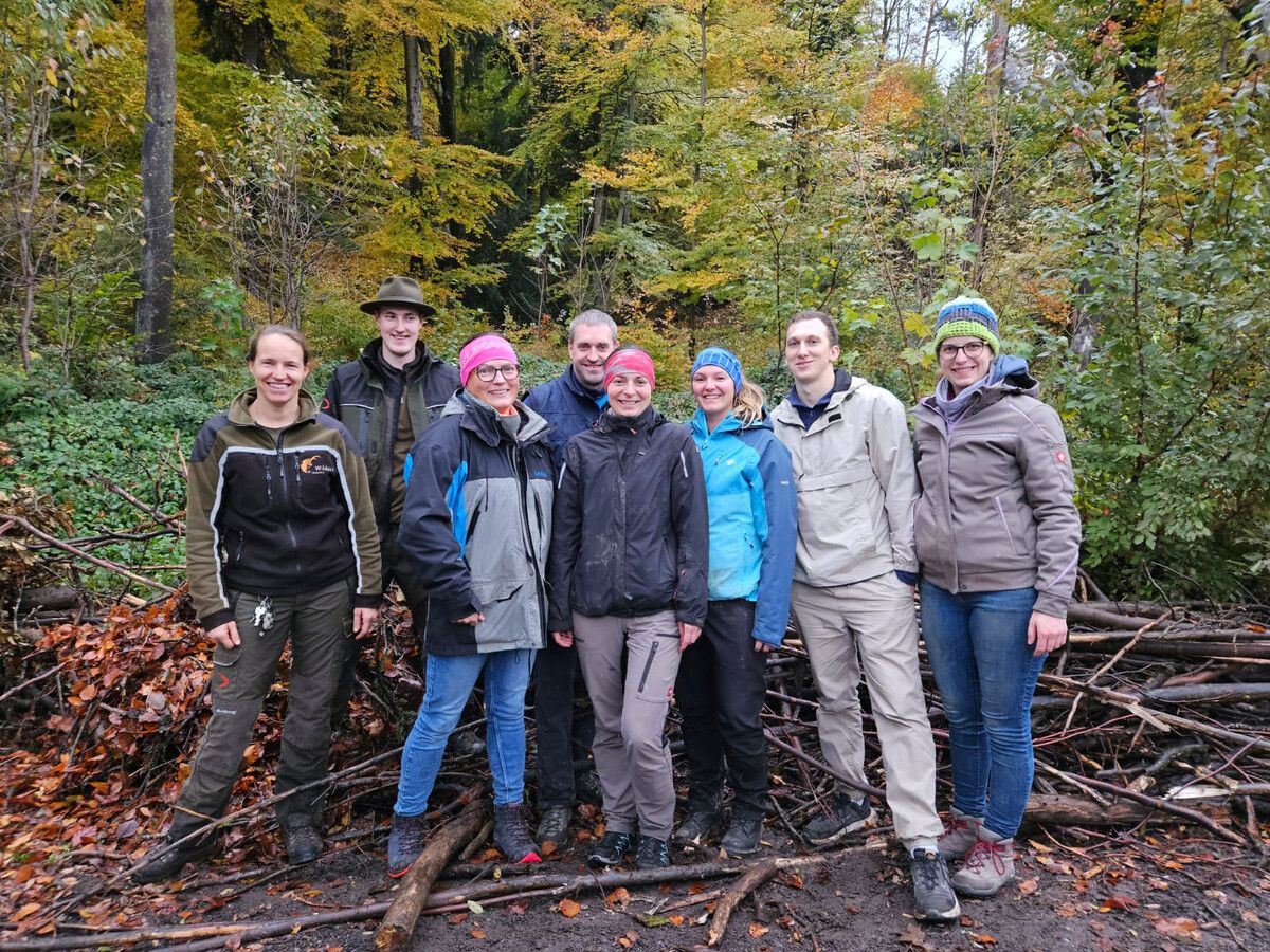 Das Team der Produktentwicklung von Ölz mit Tier­pflegerin Birgit und Lehrling Felix. Wildpark Feldkirch