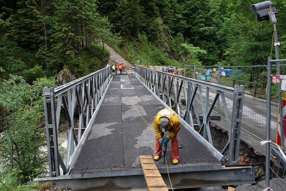 Das Tragwerk der Behelfsbrücke nahe des Clublokals wird aus einzelnen Elementen vor Ort zusammengebaut. stadt dornbirn