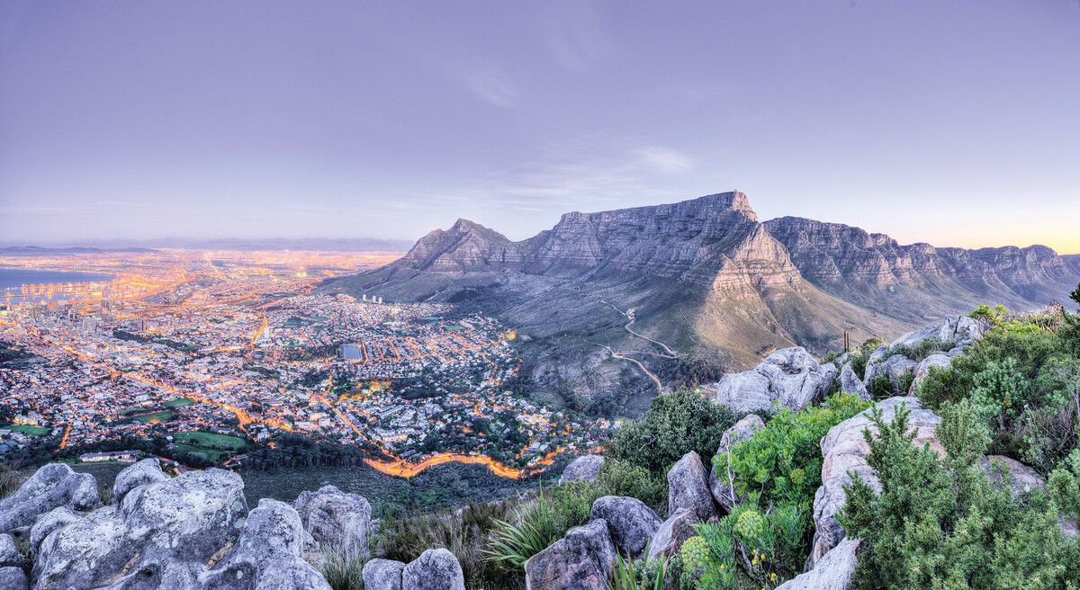Der abendliche Blick auf Kapstadt und die Berge ist ein Traum.Shutterstock