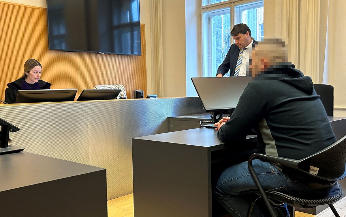 Der Angeklagte mit seinem Verteidiger, Anwalt Stefan Huchler, vor Richterin Silke Sandholzer.vn/gs