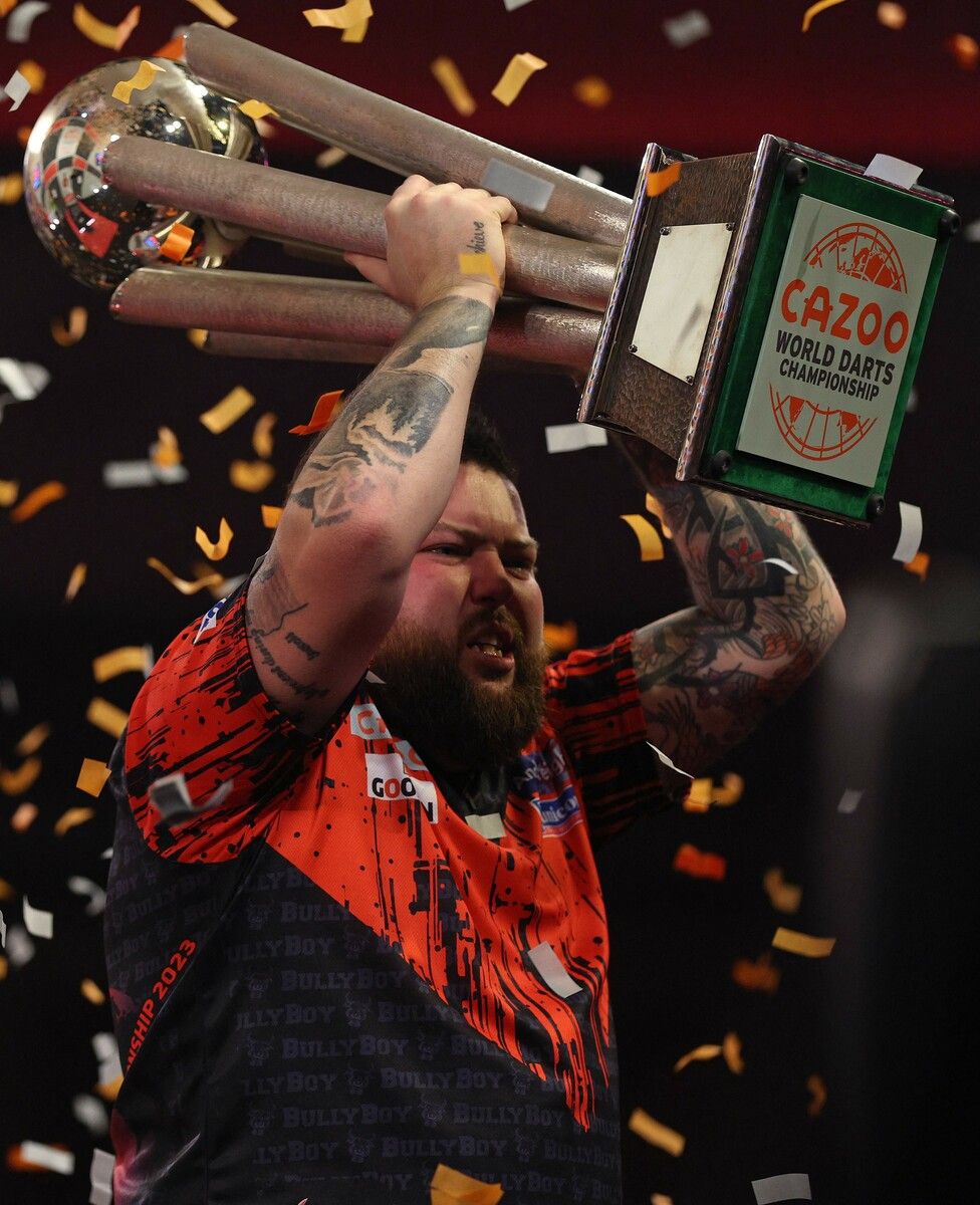 Der Engländer Michael Smith holte sich im Jänner 2023 erstmals die Sid-Waddell-Trophy. APA