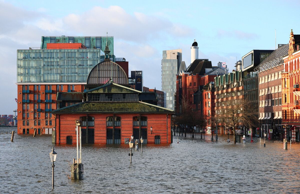 Der Fischmarkt in Hamburg ist wegen des Sturms überspült worden. apa