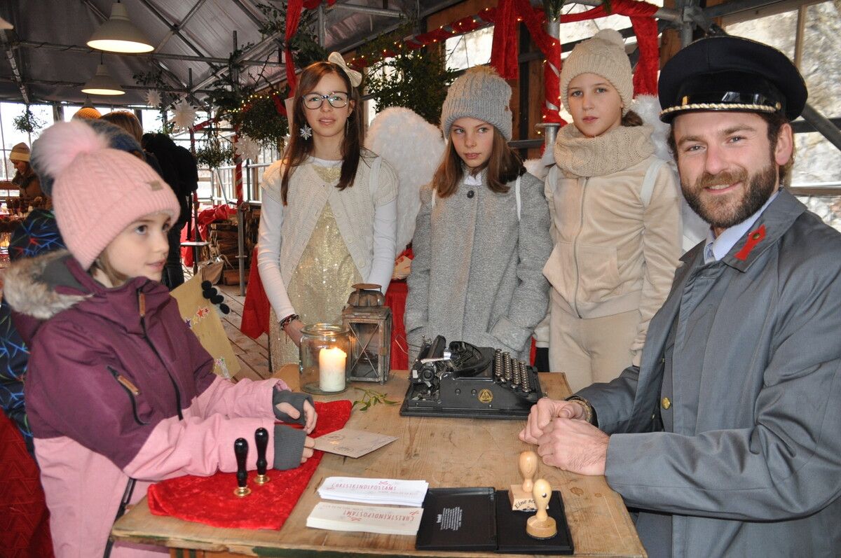 Der fleißige Christkindlpostmeister mit seinen Engeln. HAB (3)