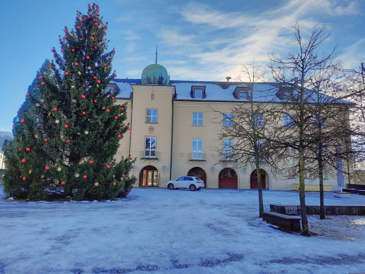 Der mächtige Hörbranzer Weihnachtsbaum steht an prominenter Stelle, wo am 16. Dezember gleich zwei Märkte stattfinden. mst
