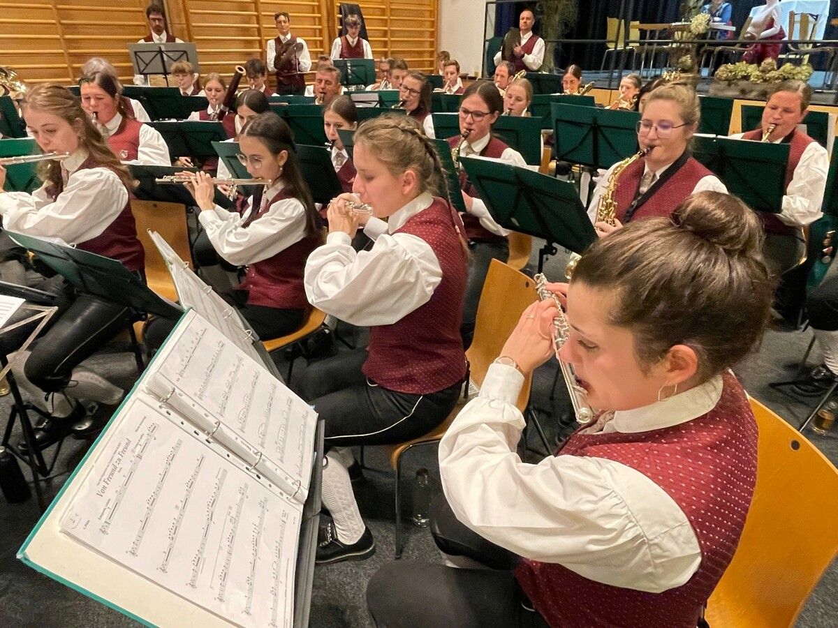 Der Musikverein Frastanz hatte für das Wunschkonzert ein breites Repertoire eingeübt. vn-he (2)