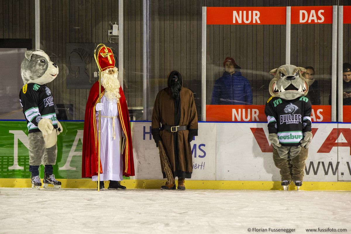 Der Nikolaus überraschte die Eishockey-Youngsters am Eisplatz in Hohenems.SC Hohenems (3)