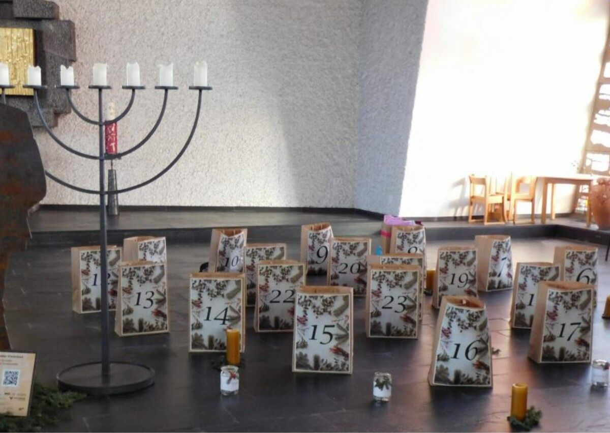 Der umgekehrte Adventkalender in der St.-Josefs-Kirche soll anderen Menschen eine Freude bereiten.mima