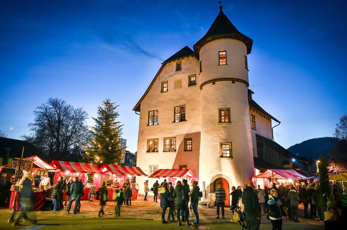 Der Weihnachtsmarkt beim Jonas Schlössle in Götzis bietet eine bezaubernde Kulisse.Udo Mittelberger