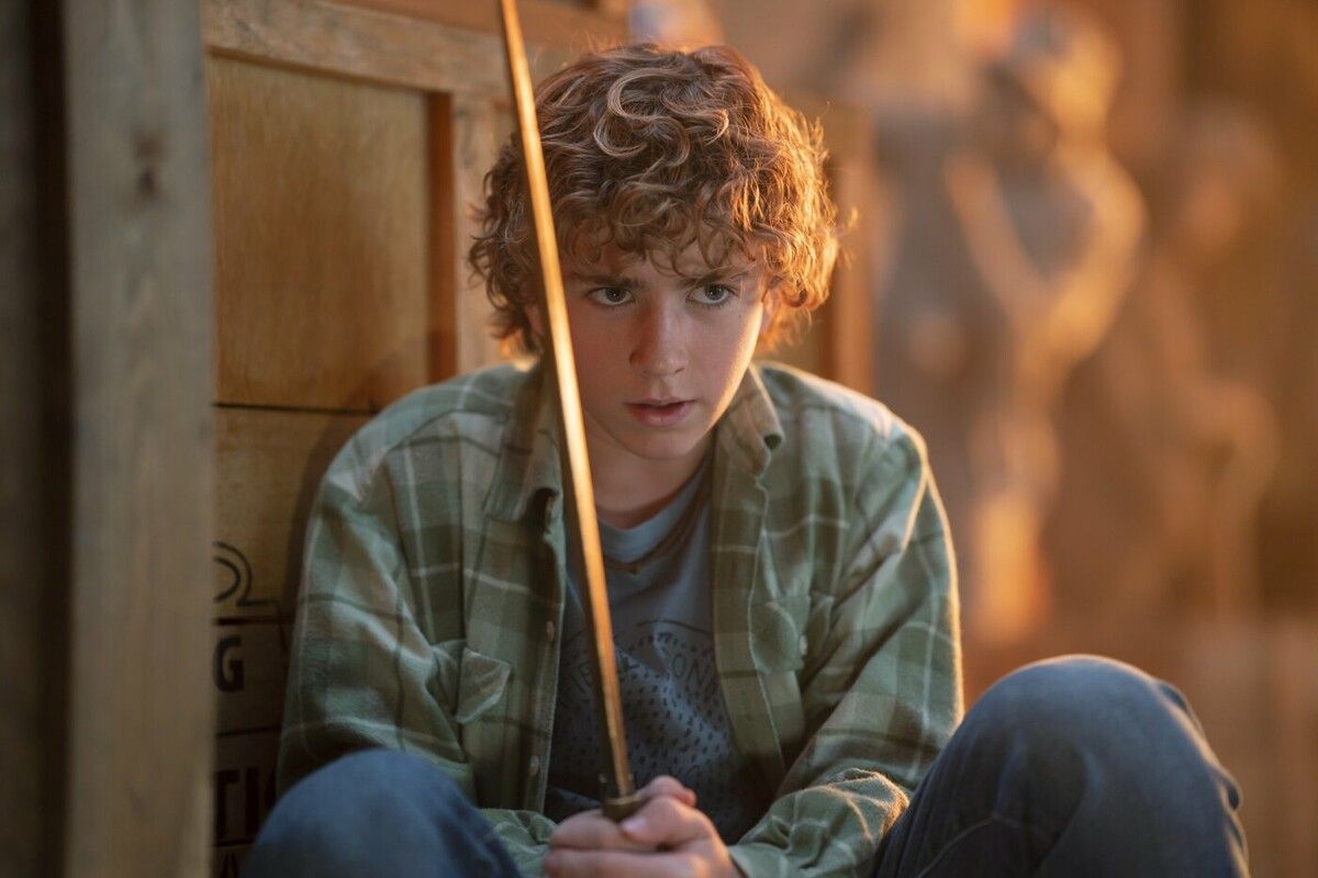 Der zwölfjährige Percy Jackson (Walker Scobell) erfährt, dass er kein normaler Bub ist. Disney+